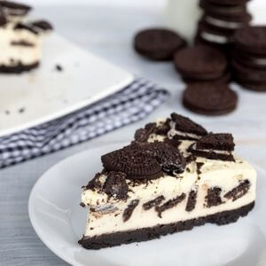 Photo of an Oreo ice-cream cake with crumbled Oreo on top